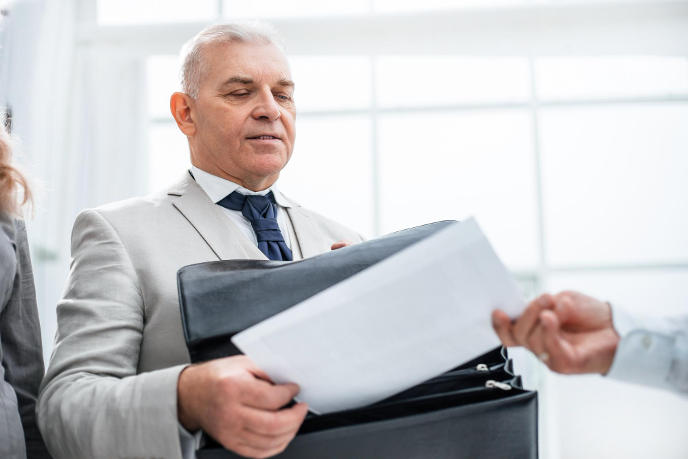 Увольнение пенсионера по собственному желанию, в том числе без отработки - порядок оформления